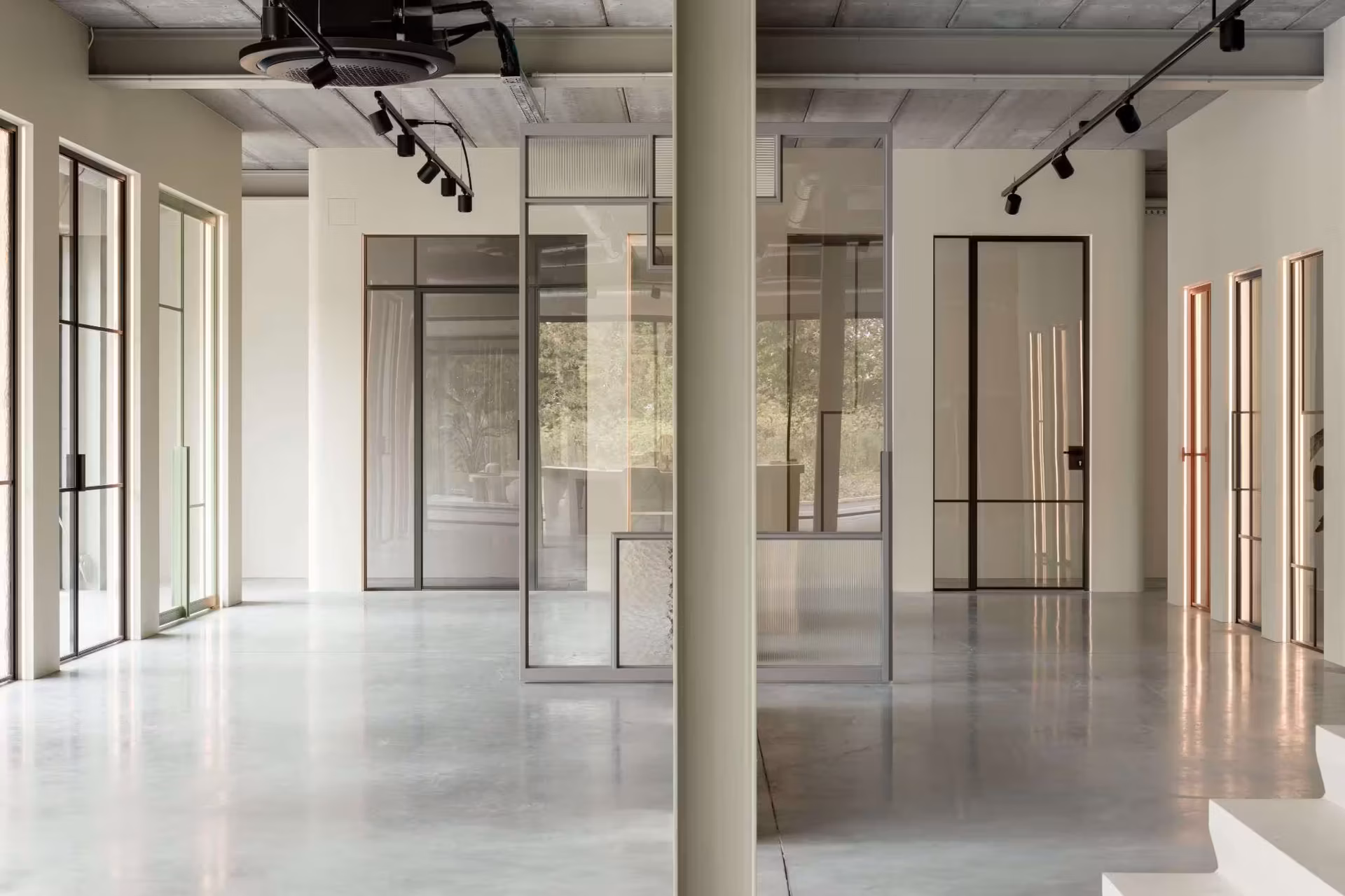 Grote stalen pivotdeur die elegant openzwaait