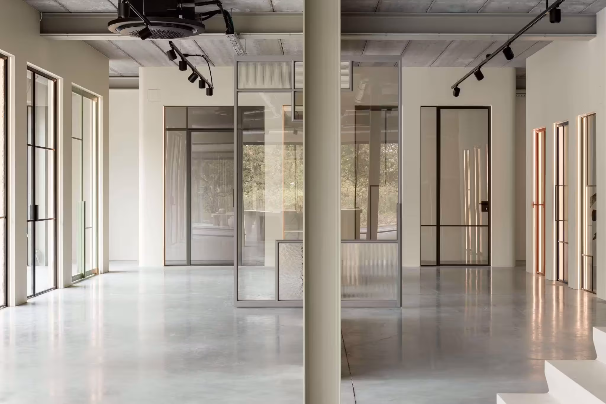 Grote stalen pivotdeur die elegant openzwaait