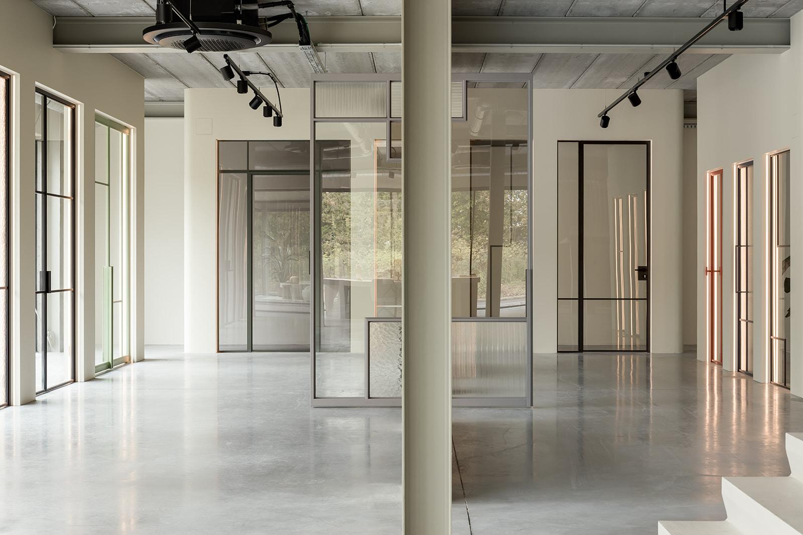 Showroom Antwerpen Pivotdeur