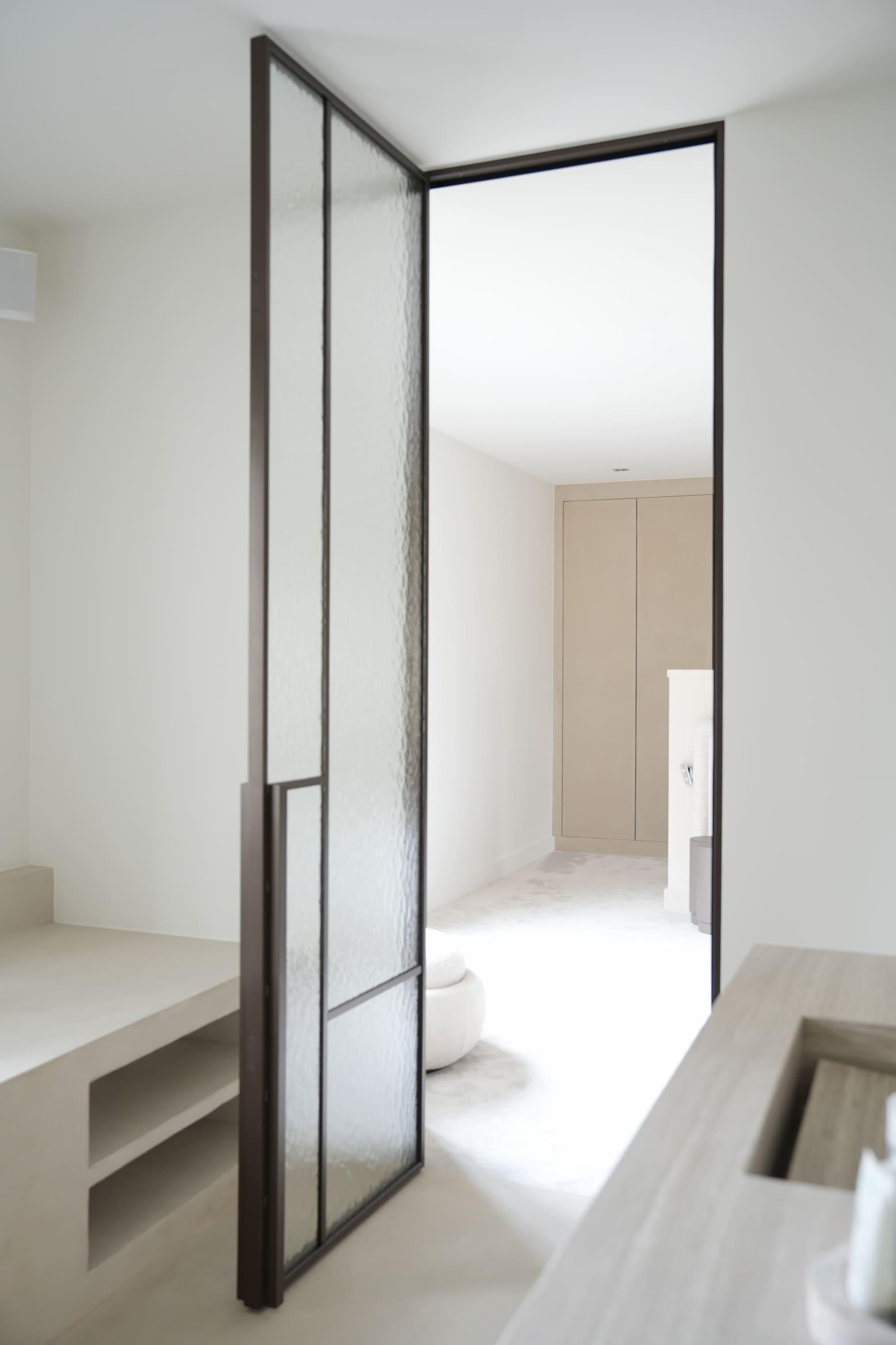 Stalen deur van Vida Doors in een warm interieur