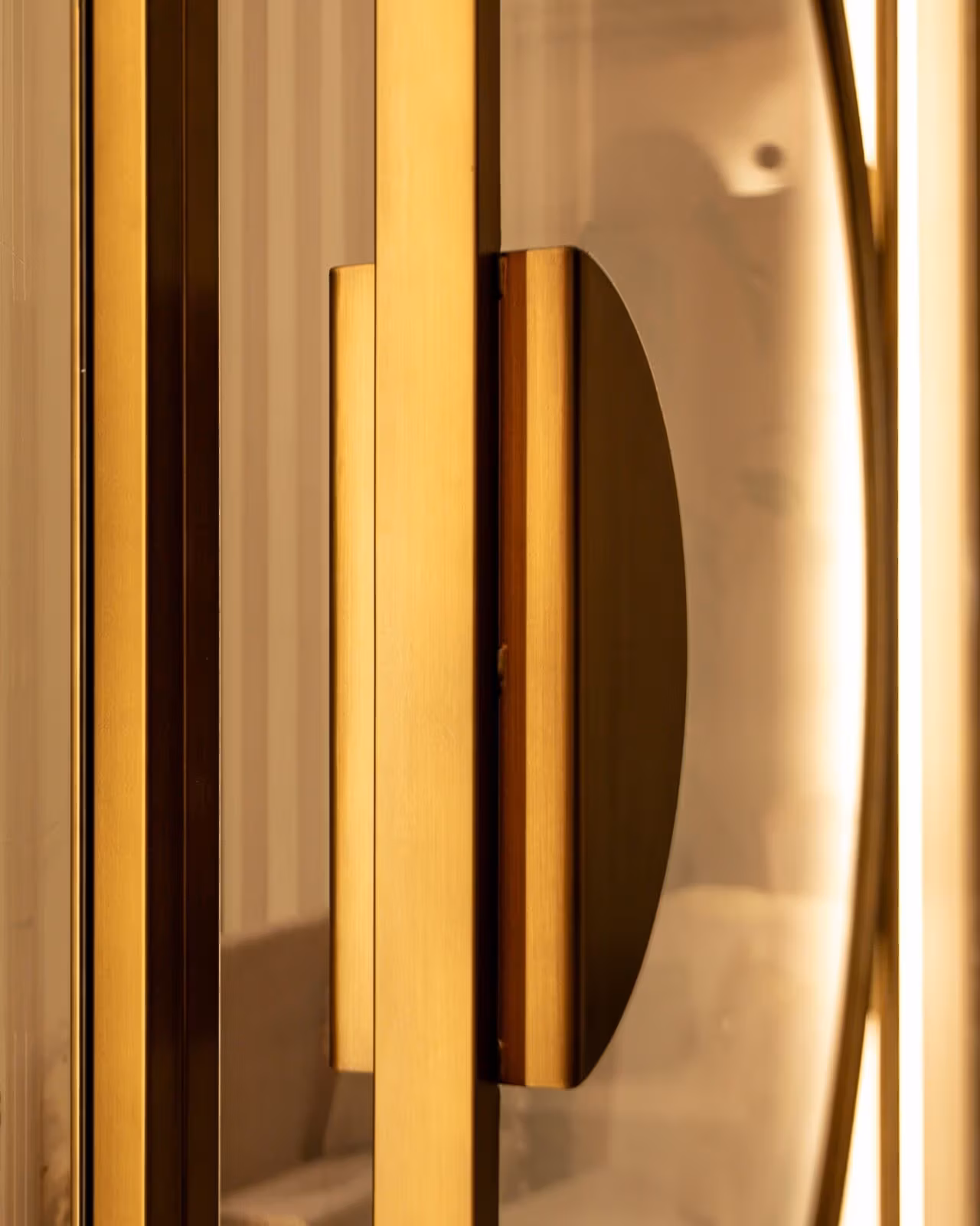 Porte en acier avec poignée luna dorée et fermeture magnétique
