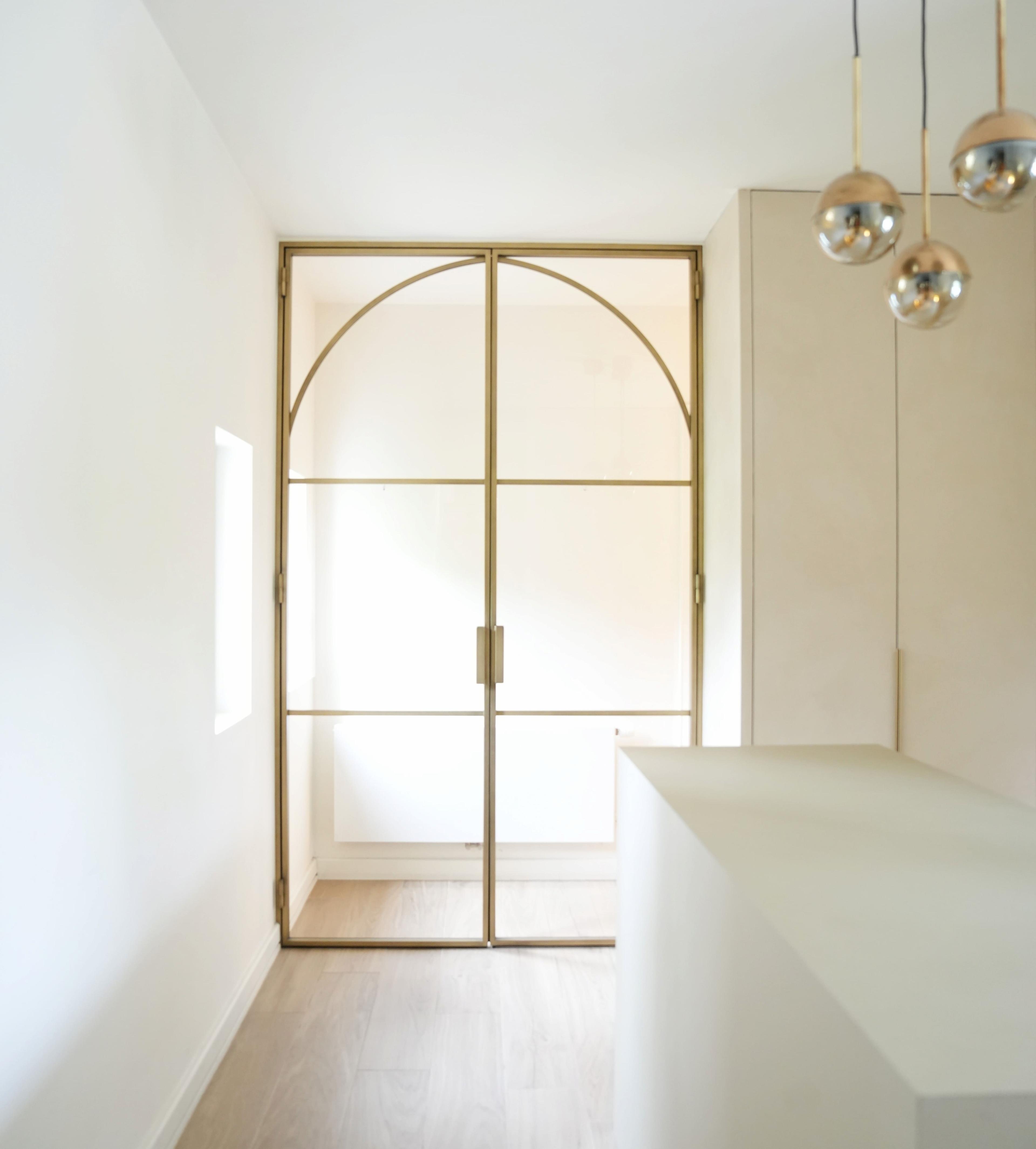 Iemand die voorzichtig het glas van een deur schoonmaakt