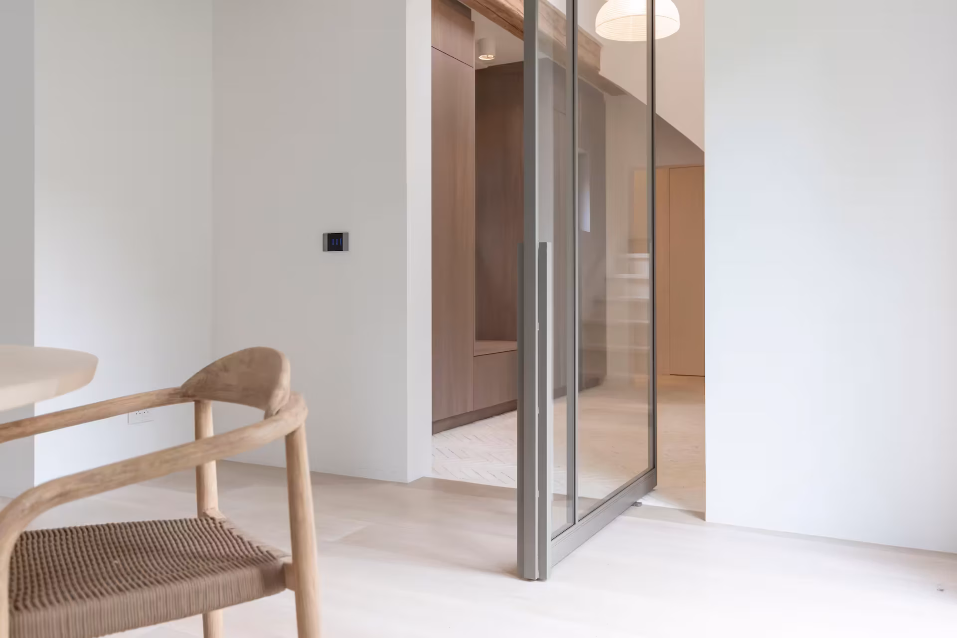 Porte battante en acier avec grille asymétrique en thermolaquage noir