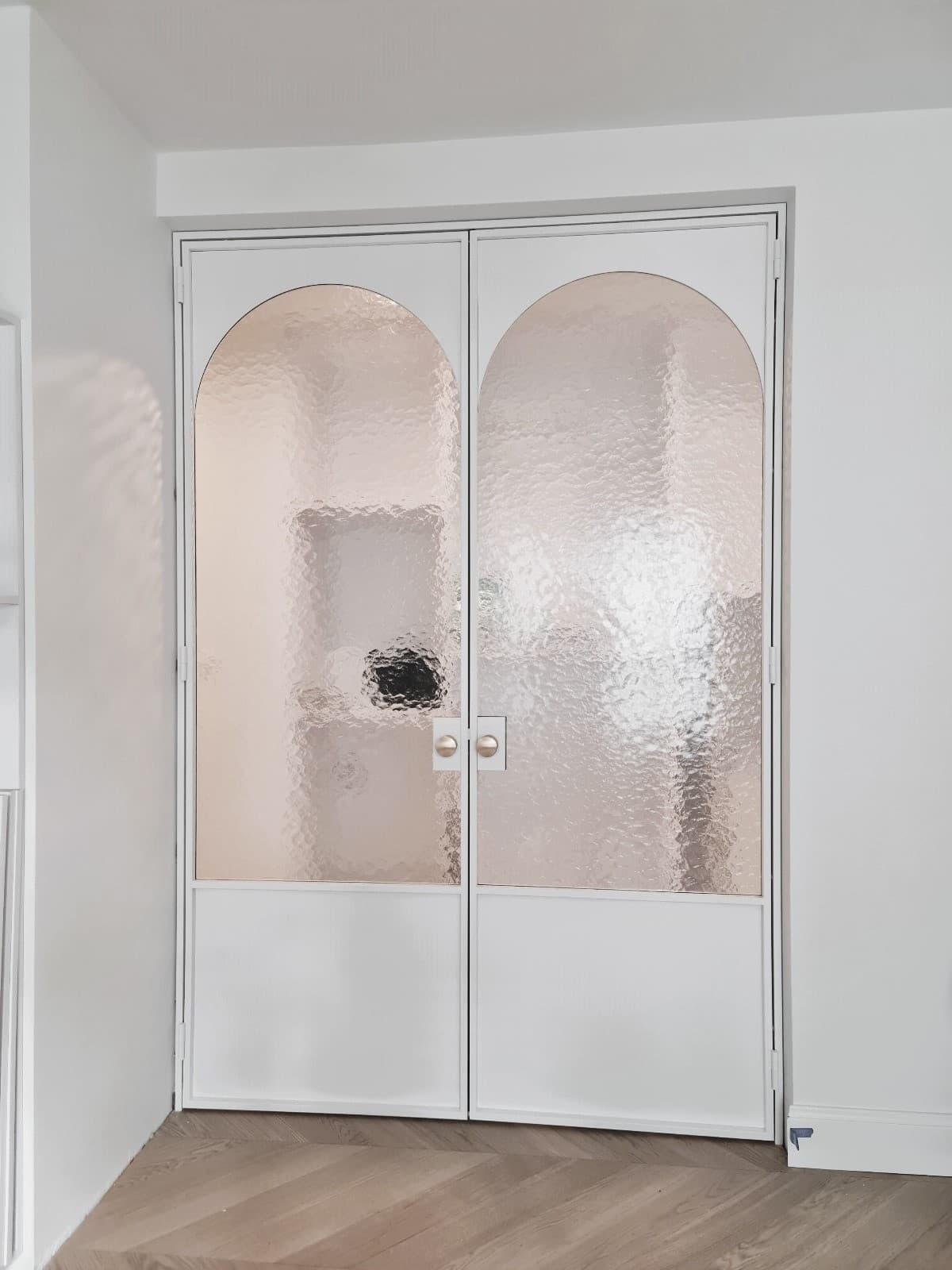 Double steel door with white powder coating and curved panel