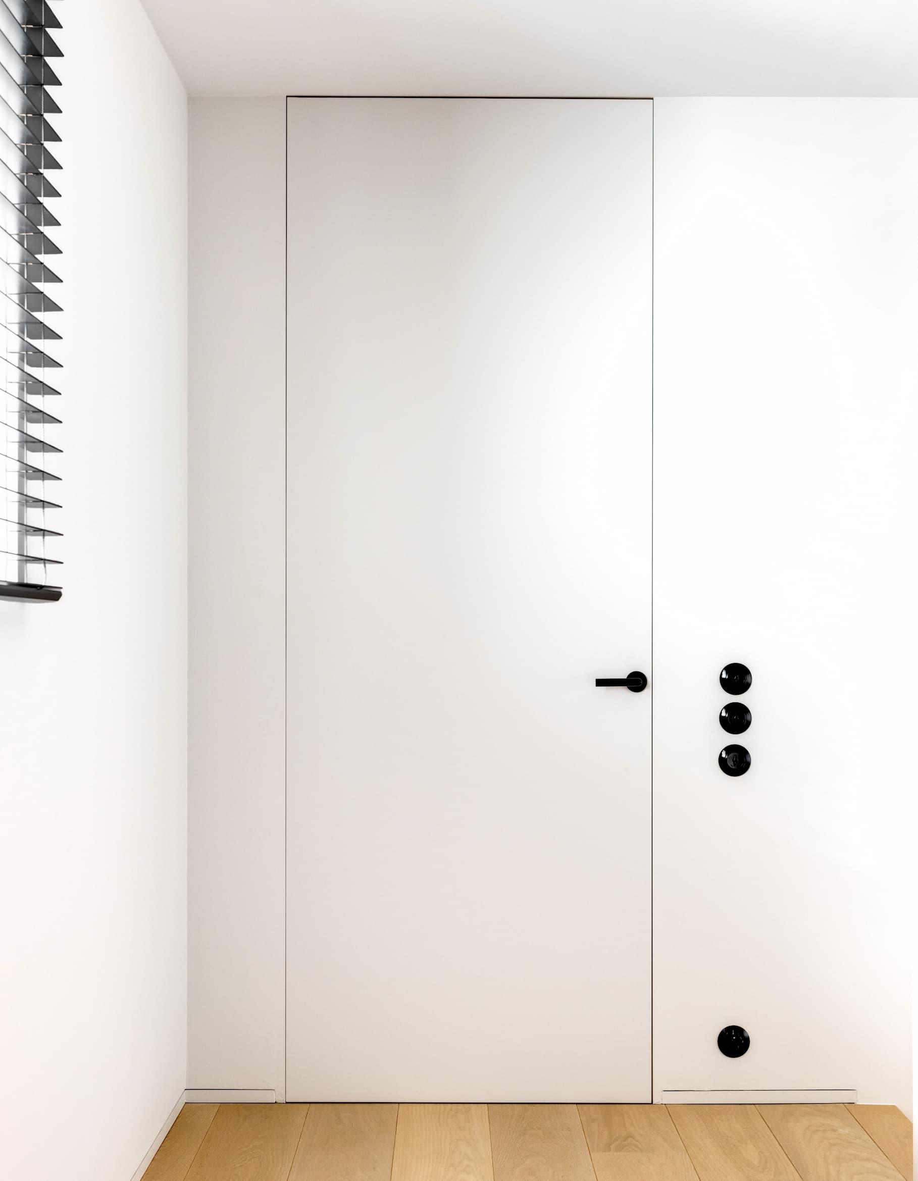 Xinnix flush door with black handle and magnetic lock