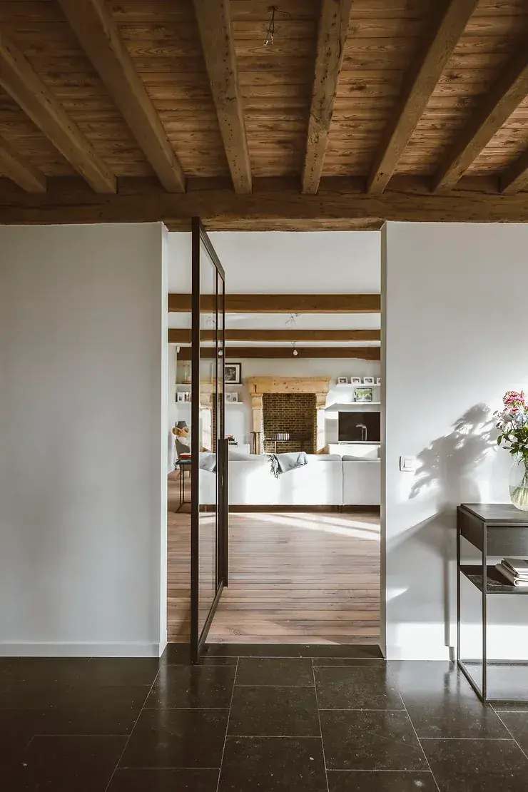 Afbeelding voor blogpost: De populariteit van stalen pivotdeuren: Trends, kleuren en maatwerk van Vida Doors